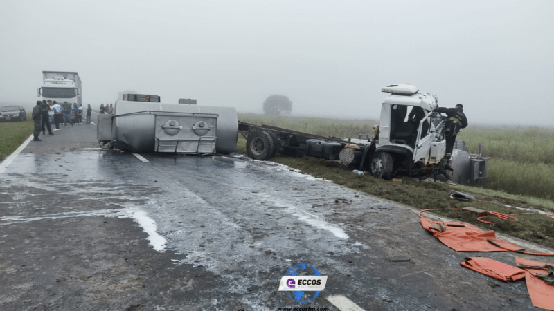 Accidente-entre-dos-camiones-y-un-auto-3.png