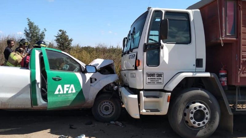 Accidente entre camioneta y un camión